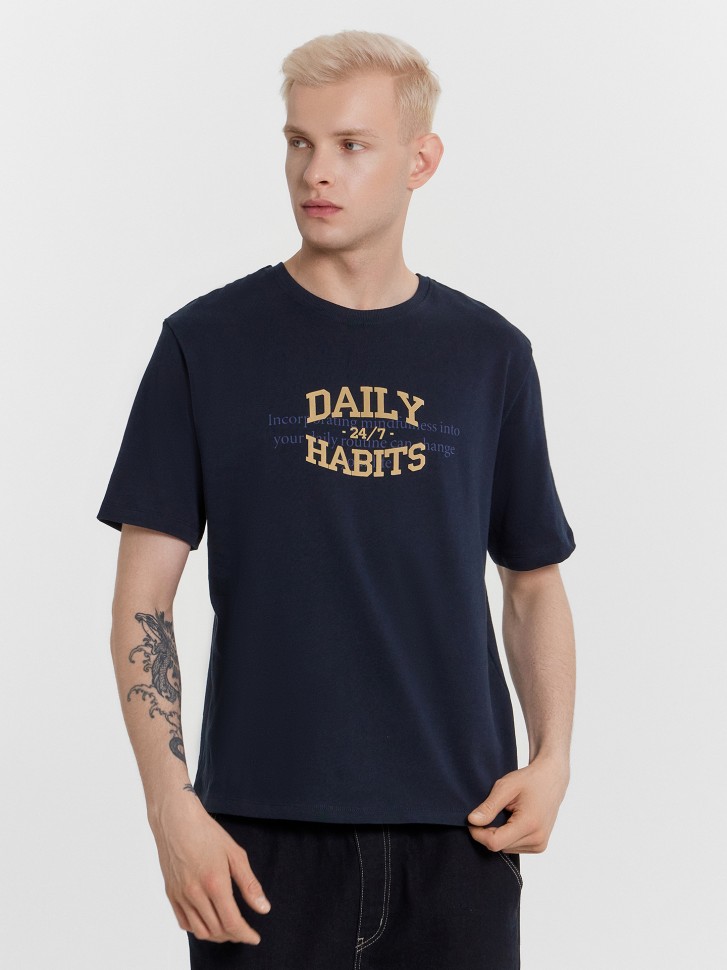 Футболка мужская синяя  с надписью "Daily habits" 111931 Mark Formelle