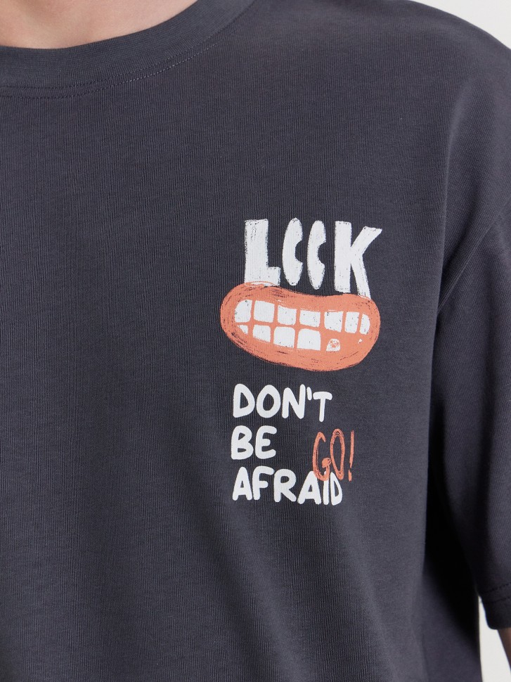 Футболка мужская серая с принтом и надписью "Don't be go afraid" 111927