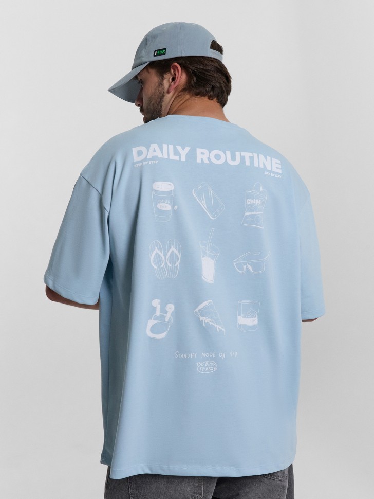 Футболка мужская голубая с принтом и надписью "daily routine" 111937 Mark Formelle