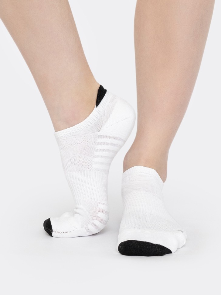 Короткие женские спортивные носки из пряжи meryl® skinlife белого цвета 360C-1251 Mark Formelle
