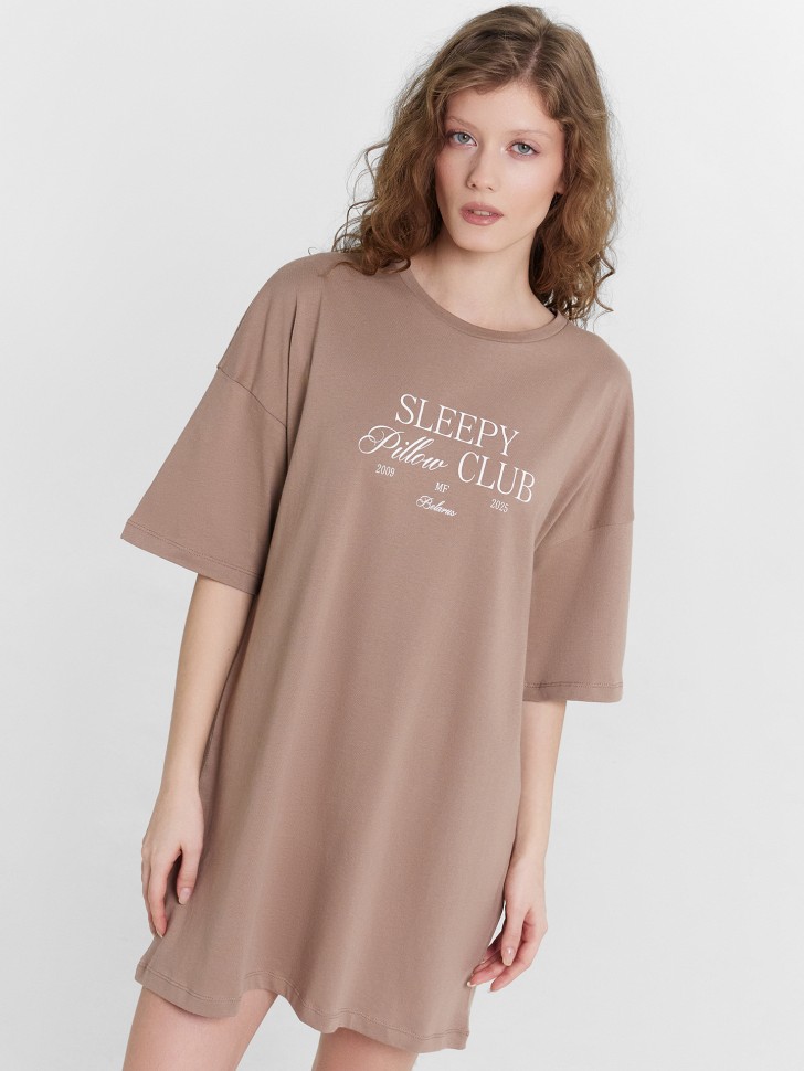 Туника женская бежевая с надписью "sleepy pillow club" 512079 Mark Formelle