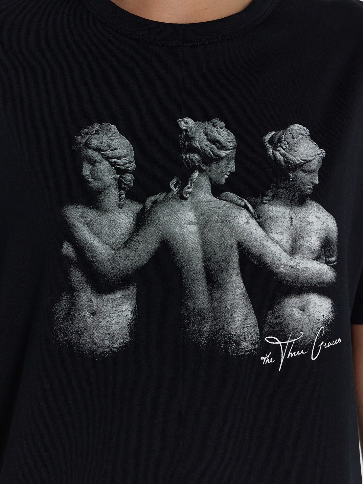 Футболка женская черная с принтом и надписью "The three graces" 112934 Mark Formelle