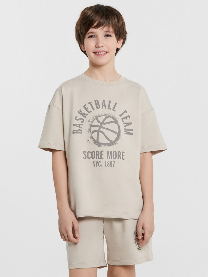Комплект для мальчиков бежевый с принтом и надписью "basketball team" 393321 Mark Formelle