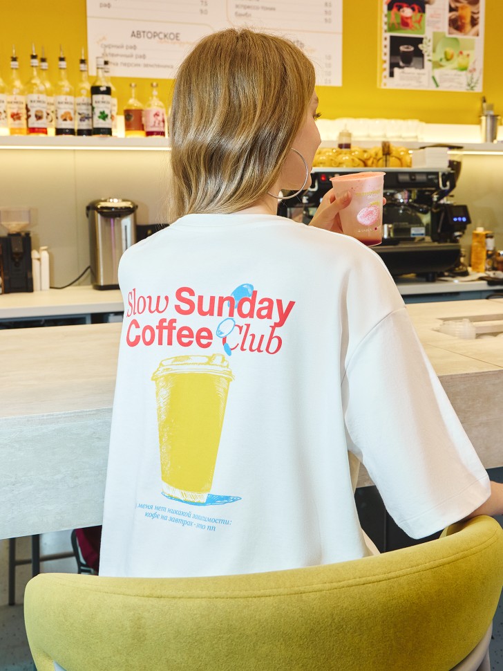 Футболка женская белая с принтом и надписью "Slow Sunday Coffee club" 112953 Mark Formelle