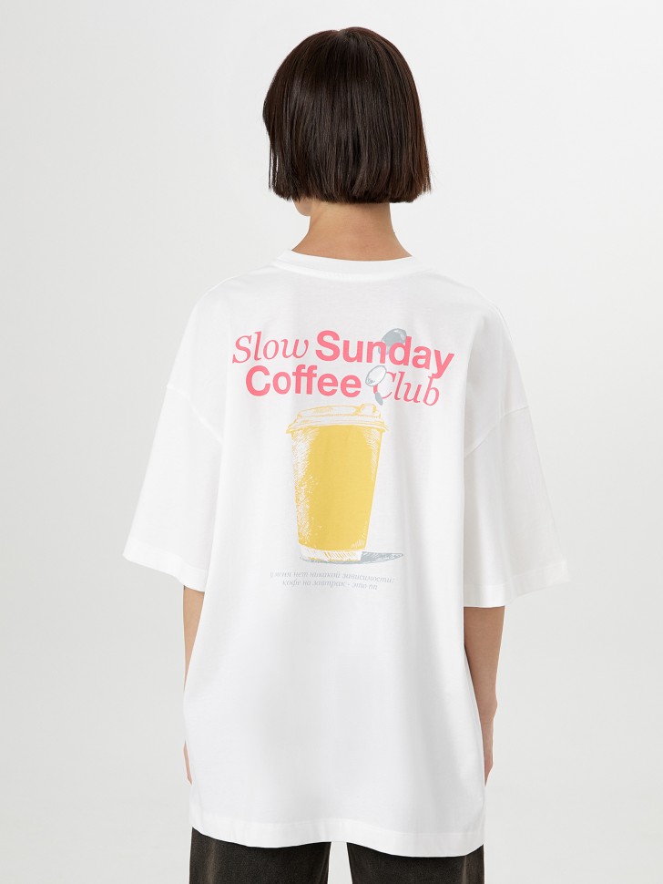 Футболка женская белая с принтом и надписью "Slow Sunday Coffee club" 112953 Mark Formelle