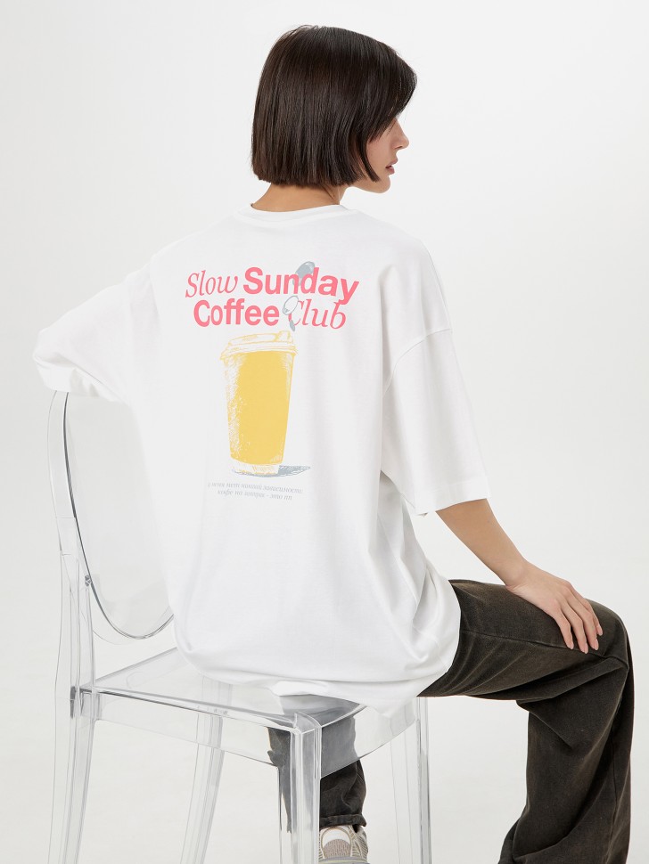 Футболка женская белая с принтом и надписью "Slow Sunday Coffee club" 112953 Mark Formelle