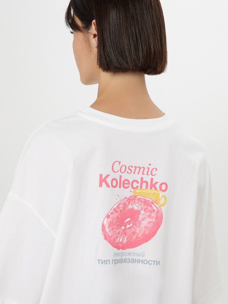 Футболка женская белая с принтом и надписью "Cosmic Kolechko" 112953 Mark Formelle