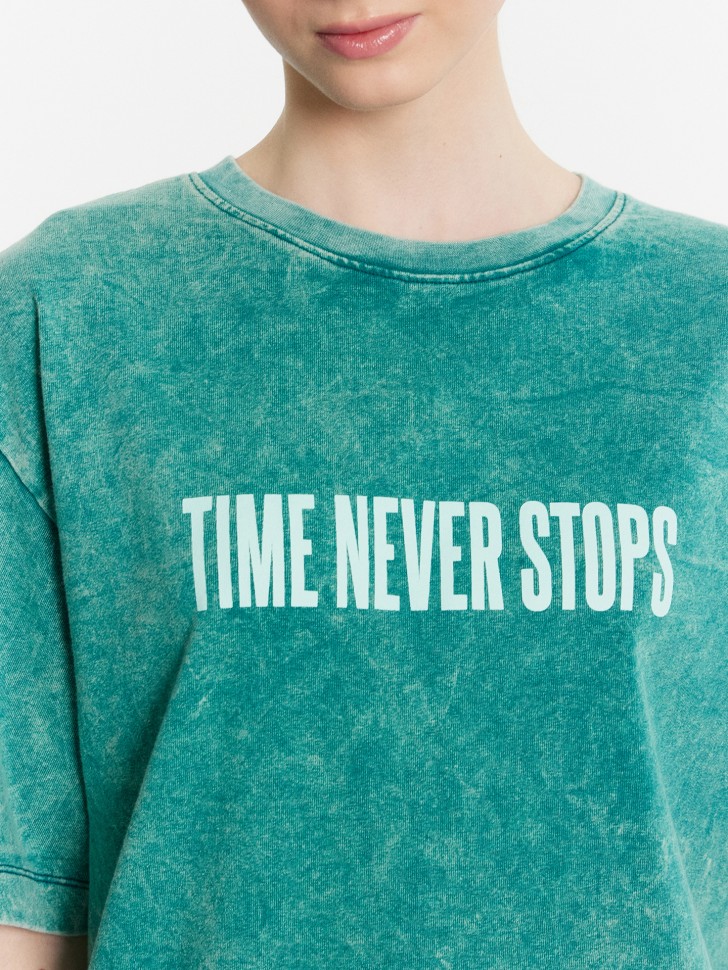 Футболка женская зеленая с обработкой эйсид и надписью "time never stops" 112961 Mark Formelle