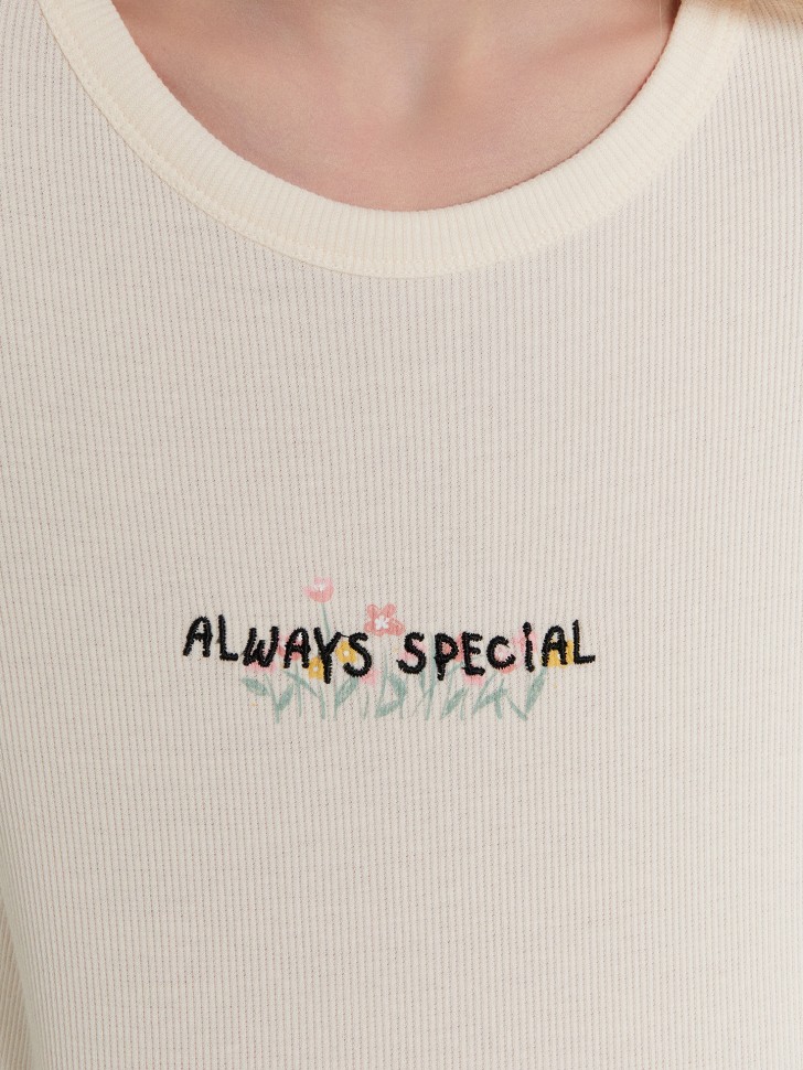 Лонгслив женский кремовый с вышивкой "always special" 127917/1 Mark Formelle