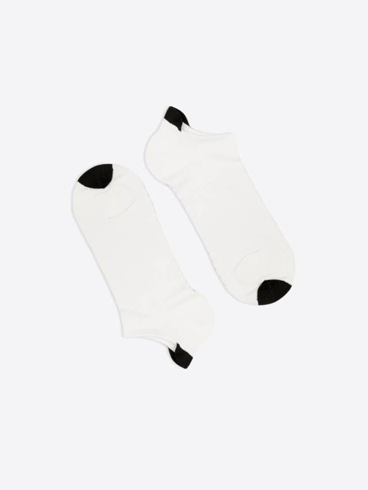 Короткие мужские спортивные носки из пряжи meryl® skinlife белого цвета 124C-1220 Mark Formelle