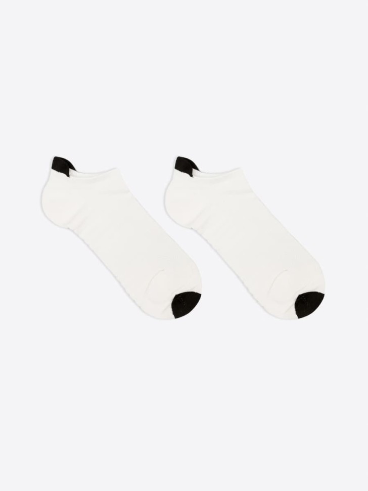 Короткие мужские спортивные носки из пряжи meryl® skinlife белого цвета 124C-1220 Mark Formelle