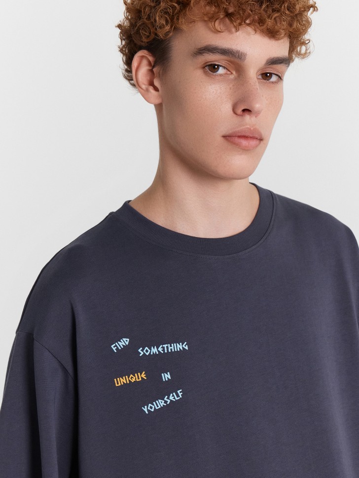 Футболка мужская серая с принтом и надписью "find something unique in yourself" 111932