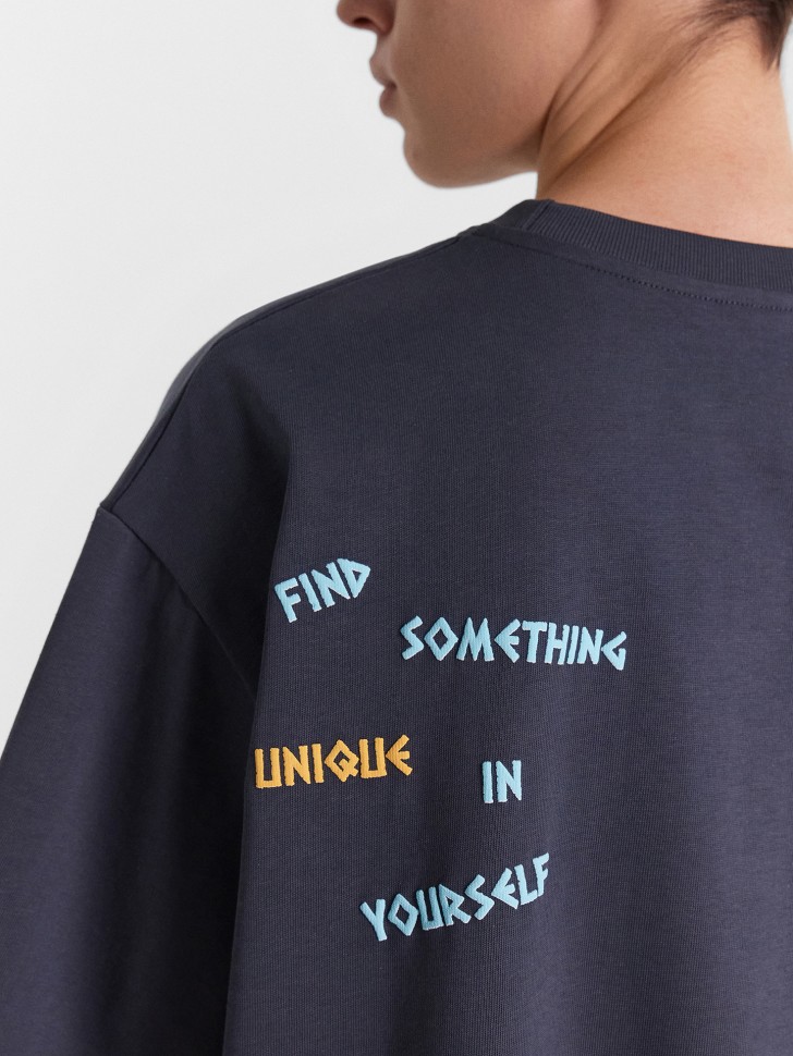 Футболка мужская серая с принтом и надписью "find something unique in yourself" 111932