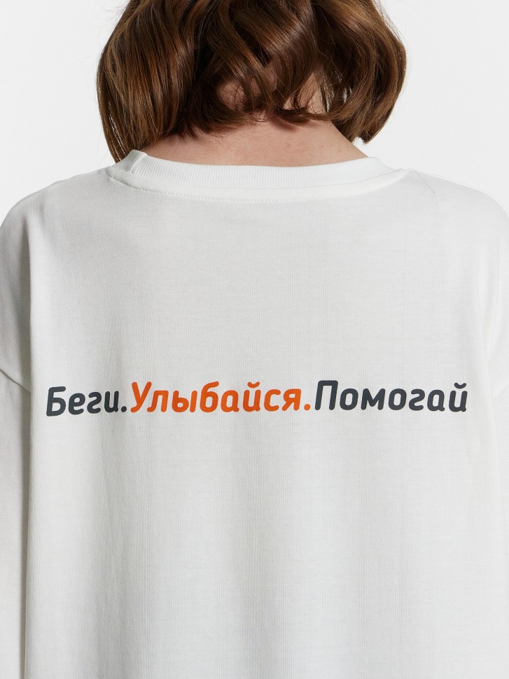 Футболка женская белая с принтом и надписью "Беги. Улыбайся. Помогай" 112916 Mark Formelle
