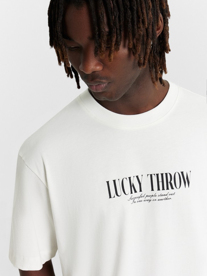 Футболка мужская кремовая с принтом и надписью "lucky throw" 111858